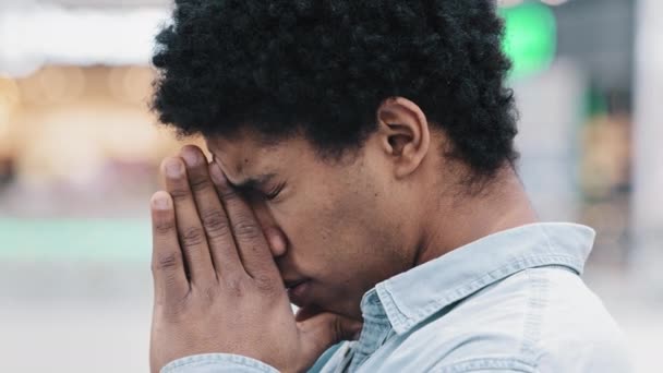 Close up problemático afro-americano estressado rosto tampa do homem com as mãos sentindo pressão mental preocupação tristeza problemas de saúde pensar procurando solução dor de cabeça. Desesperado triste cara chateado romper — Vídeo de Stock