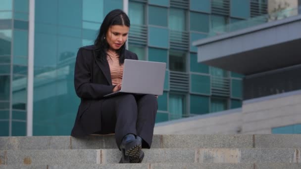 Happy young hispanic businesswoman spędzanie wolnego czasu na zewnątrz wpisując na laptopie social network czat e-mail za pomocą aplikacji dziewczyna zwycięzca gry komputerowej wygrywając radość zwycięstwa hazard — Wideo stockowe