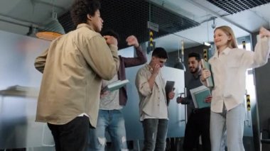 Motivasyon başarılı, mutlu, çeşitli grup dansçıları cuma günü şirket partisinin tadını çıkarın. Arkadaş canlısı meslektaşlar birlikte eğleniyor, başarıyı kutluyorlar. Ofisteki dinamik dansla iyi anlaşmalar.