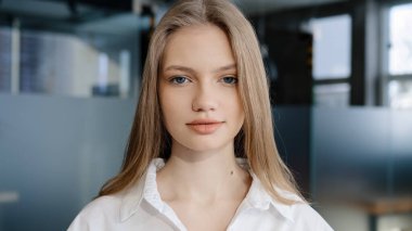 Kadın portresi. Kendine güvenen, ciddi, çekici, beyaz kadın, sarışın, öğrenci, profesyonel ofis çalışanı, iş kadını modeli. Kamera kariyerinde başarılı bir konsepte bakıyor.