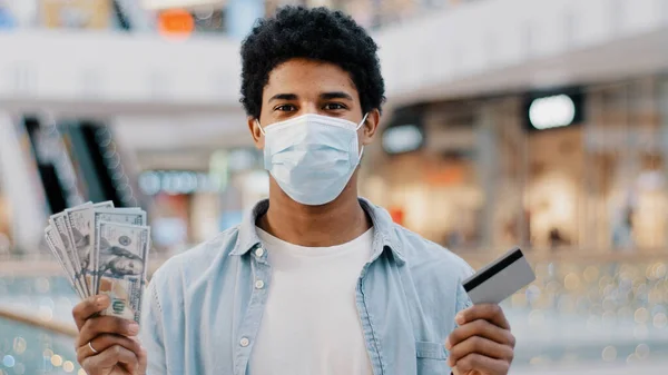 Homem Americano Africano Cara Vencedor Masculino Usa Máscara Facial Médica — Fotografia de Stock