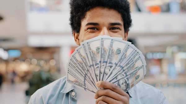Glad Rik Framgångsrik Leende Afrikansk Amerikansk Affärsman Tittar Kameran Håller — Stockfoto