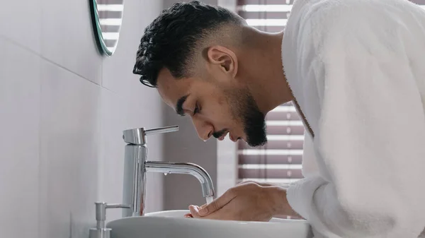 Vista Lateral Árabe Espanhol Indiano Árabe Cara Homem Abre Torneira — Fotografia de Stock