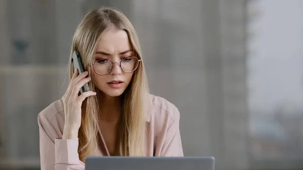 Angry Caucasian Woman Call Phone Office Work Place Annoyed Girl — Stock Photo, Image