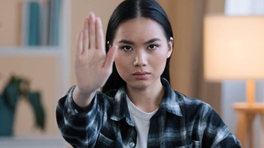 Ciddi şekilde hayal kırıklığına uğramış Koreli Çinli bir kızın portresi. Önden el ele tutuşup kameraya bakıyor. Yasak hareketi reddediyor.