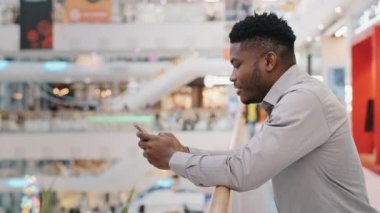 Genç Afro-Amerikalı bir adam alışveriş merkezinde duruyor. Sosyal medyada akıllı telefonuyla vakit geçiriyor. İnternet sitesinde hoş sohbetler kuruyor.