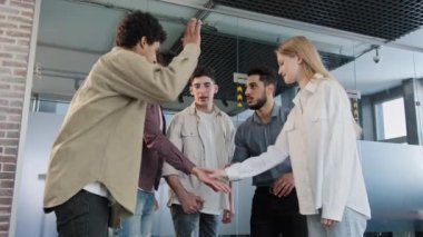 Mutlu grup iş adamları, öğrenciler el ele tutuşup başarı için motive olurlar. Takım oluşturmaya katılırlar. Zafer ortaklığını kutlarlar. Ortaklığa profesyonel destek ortaklığa güvenirler.