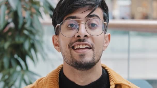Férfi portré közelkép fiatal boldog indiai férfi szemüveggel nézett kamera mosolygós fogászati mosoly rázó fej pozitívan bólint igen mutató hozzájárulás jel jóváhagyás jó döntés támogatása hirdetés — Stock videók