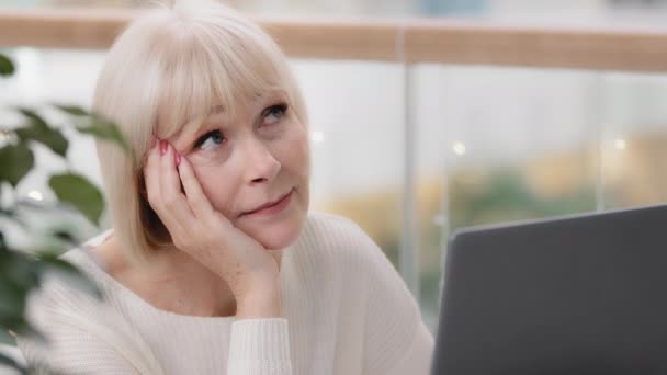 Gros plan femme coûteuse caucasienne assise au bureau avec ordinateur portable femme rêveuse écrivain femme d'affaires prenant une pause au travail en regardant loin en souriant rêvant rêver penser à la recherche de nouvelles idées créatives — Video