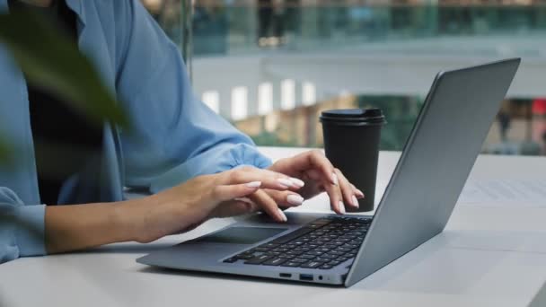 알 수없는 사업가 가 카페에서 파란 셔츠를 입고 카페에 앉아 커피를 타는 여자 손을 클로즈업 한 채 문자 메시지를 보내며 인터넷 채팅 서비스를 제공하는 전자 학습 컴퓨터 앱 쇼핑 서비스를 제공 한다. — 비디오