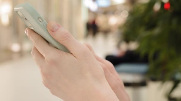 閉鎖知られていない女性の手は、無料のwifiアプリの入力メッセージを使用して携帯電話を保持します。 — ストック動画