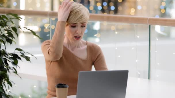 Caucasico di mezza età matura 40 anni donna d'affari con computer portatile problemi di lavoro con errore di ripartizione del computer di pagamento perdere sensazione frustrata cattiva notizia smettere di lettera batteria scarica sensazione di stress problemi — Video Stock