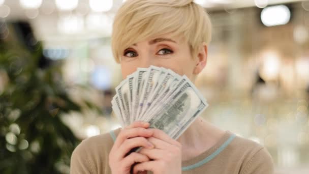 Šťastný bohatý úspěšný středního věku dospělý kavkazský obchod žena při pohledu na fotoaparátu drží fanoušek peněz skrývající se za dolary bankovky ukazující finanční zisk vyhrávat mzdové úspory úvěr — Stock video