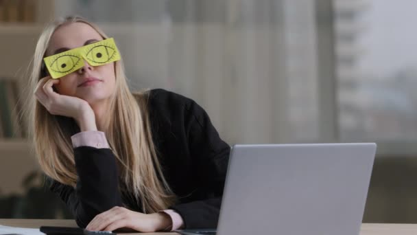 Tired sleepy funny lazy caucasian business woman with sticky notes on eyes glasses with stickers. Fatigued female worker napping at workplace sit at desk bored routine work pretends working sleeping — Stock Footage Tired sleepy funny lazy caucasian business woman with sticky notes on eyes glasses with stickers. Fatigued female worker napping at workplace sit at desk bored routine work pretends working sleeping Video Clip