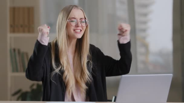 Succès caucasien millénariste femme d'affaires fille dans les lunettes gagne en ligne paris reçoit notification avec de bonnes nouvelles résultats positifs offrent des cris de victoire bonheur se réjouit mains en l'air succès — Video