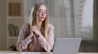Kafkas kadın internet öğretmeni internet koçu psikolog danışman uzman e-danışman iş kadını laptoptaki web kamerası konferansında konuşma uzaktan konuşma danışmanlığında konuştu
