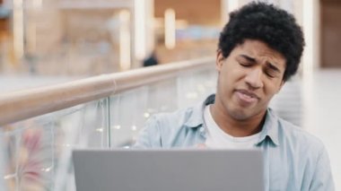 Afrikalı Amerikalı adam üzgün hayal kırıklığına uğramış iş adamı banka e-posta problemleri yüzünden kaybediyor ezik erkek dizüstü bilgisayar stresi düşük akü hatası