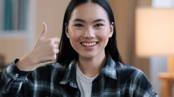 Glada framgångsrika koreanska positiva kvinna flicka kvinnlig tandvård klient ler toothy leende visar tummen upp inomhus i tandläkare klinik bra idé gest annons tecken överens feedback — Stockfoto