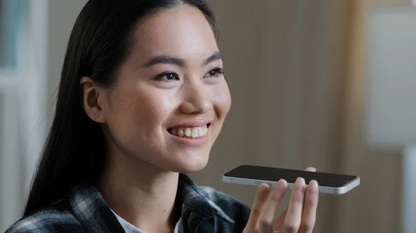 Portret asiatic coreeană femeie înregistrare mesaj de recunoaștere vocală pe difuzor doamnă de sex feminin la domiciliu, folosind aplicații asistent virtual seturi memento pe telefon la birou digital ai asistență mobilă — Fotografie, imagine de stoc
