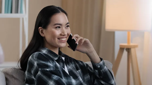 Azji koreański japoński chiński dziewczyna millennial kobieta przyjazny zdalne rozmowy z telefonu komórkowego rozmowy z przyjacielem chłopak rodzina rozmowy w domu zbliżenie kobieta twarz odpowiadanie rozmowy — Zdjęcie stockowe