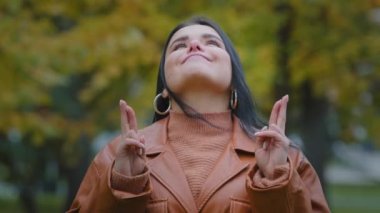 Kapalı kapılar ardında heyecanlı İspanyol kadın parmaklarını çapraz yapıp dilek diliyor. İyi şanslar diliyor. Umut veriyor, umut veriyor, iyi haberler bekliyor.