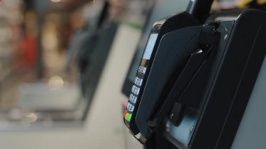 Cep telefonu elektronik ödeme makinesi okuyucu e-para konseptiyle ödeme yapan kadın elleri. Kadın müşteri akıllı telefonu öder. Pos-terminal nakitsiz wifi qr kod nfc tarama uygulaması satın al