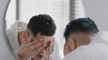 Ayna yansıması portresi Arap Arap sakallı adam yüzünü sıcak soğuk suyla yıkayan adam sabah duş alan nemli adam rutin güzellik yıkama banyoda yeni güne hazırlanıyor.