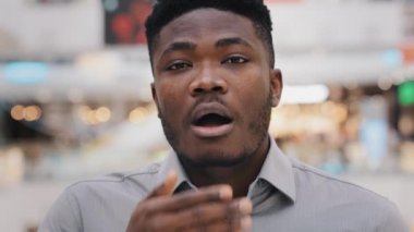 Yakın plan erkek portresi. Çok çalışan Afrikalı Amerikalı adam. Kameraya bakan yorgun işçi. Ağzı elle kaplayan esnemeler.