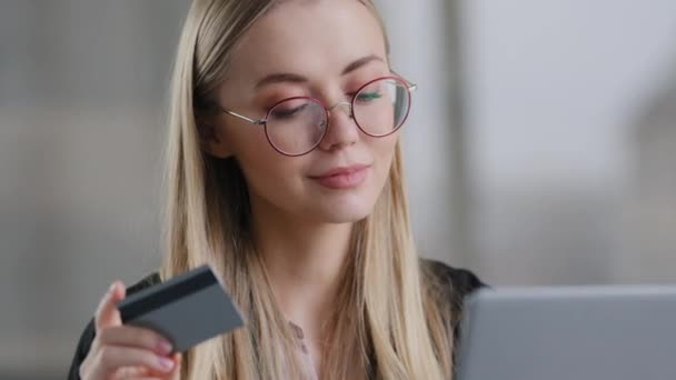신용카드로 지불하는 노트북을 사용하여 온라인 쇼핑을 하는 코카서스 사업가는 원격으로 네트를 예약하는 주문을 구매 한다. 안경을 쓴 30 대 여성 인터넷 뱅킹 보안 시스템을 갖춘 행복 한 여성 — 비디오