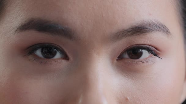 Weibliche dunkel schwarz klare Augen junge asiatische koreanische Mädchen, die Kamera Frau mit guter Sehkraft Sehkraft mit langen Wimpern natürliche Make-up-Look sehen nach erfolgreicher Laser-Operation Augenheilkunde — Stockvideo