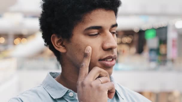 Close-up male pensive face, portrait african american puzzled business man standing indoor deep in thought recollecting memory creating plan happy raises index finger comes up with idea — Stok Video