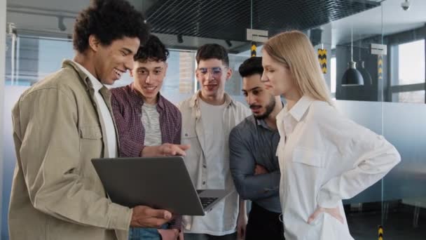 Joven empleado de la empresa explica estrategia de desarrollo cuenta nuevas ideas que muestran el plan de trabajo en el ordenador portátil para sonreír diversos colegas equipo creativo discutir en línea conversación de grupo de proyecto de trabajo en equipo — Vídeo de stock