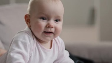 Kafkasya 'nın yeni doğmuş güzel bebeğini kapat. Evde gülümseyen küçük çocuk, çocuk çocuk, çocuk, çocuk bakımı, çocuk bakıcılığı, çocuk bezi, çocuk masumiyeti kavramını benimse.