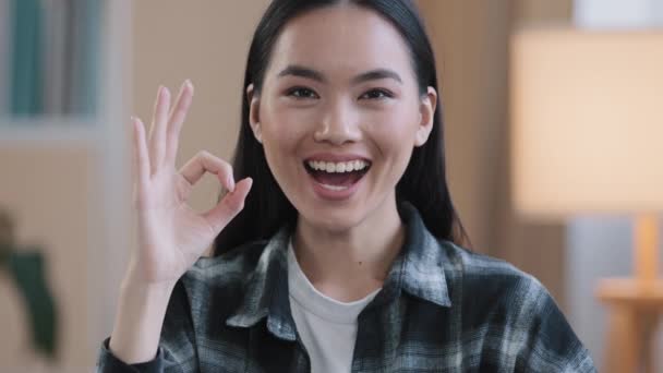 Retrato feminino feliz recomendando sorrindo vencedor asiático mulher menina mostrando ok gesto tudo bom sinal sucesso boa notícia feito consentimento vitória símbolo dobrar dedos zero olhando para a câmera em casa — Vídeo de Stock