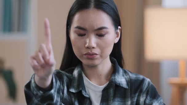 진지 한 아시아 여성 이 부정적 인 손가락을 들고 대답하는 것은 낙태 가 실내에서의 초상화를 차별하지 않는 것을 거부하지 않는다는 것을 의미 한다. 여성 상담가는 가정 폭력 차별 주의 개념을 반대하고 있다. 사회 문제들 을부 인한다 — 비디오