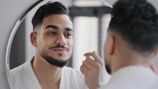 아라비안인 아르 압 (Aradian Arab) 근 30 년 대수염 남자가 수염을 기른 채로 얼굴에 물방개 크림을 바르고 아침에는 욕실 거울을 보면서 — 비디오