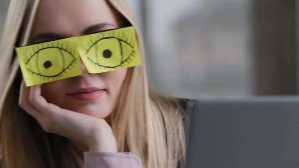 Close-up dormindo menina engraçado preguiçoso caucasiano mulher de negócios cansado sonolento mulher trabalhador com notas pegajosas em óculos de olhos com adesivos dorme no escritório sentindo fatigado cochilando no local de trabalho retrato — Vídeo de Stock