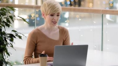Orta yaşlı iş kadını çevrimiçi kadın 40 'lı yaşların girişimci patronu bağırıyor çevrimiçi olumsuz duygular tartışıyor online konferans görüntülü sohbet sorunları anlaşmazlıklarını açıklıyor