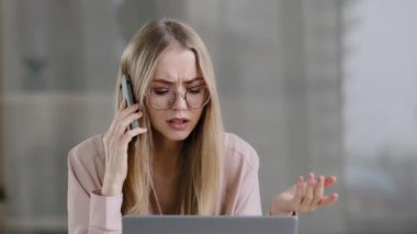Kızgın Kafkasyalı kadın iş yerindeki telefonu arıyor. Sinirli kız konuşuyor. Sinirli kadın çalışan patron cep telefonu tartışması.