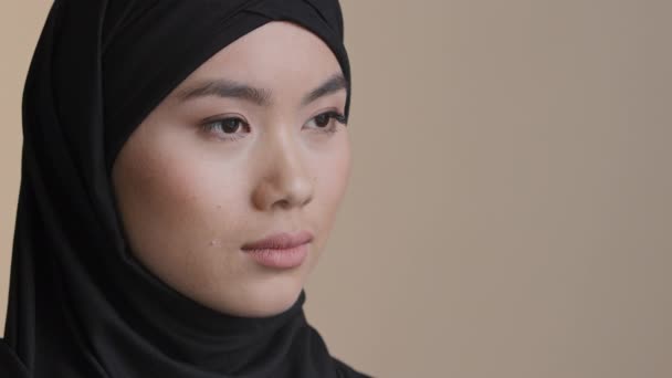 얼굴에 심각 한 흉터가 있는 완벽 한 피부 화장을 하고 인종 차별적 종교 문제를 생각하는 것을 바라보는, 슬픔에 잠긴 미망인 모슬렘 여성, 검은 히잡을 쓰고 있는 여성 — 비디오