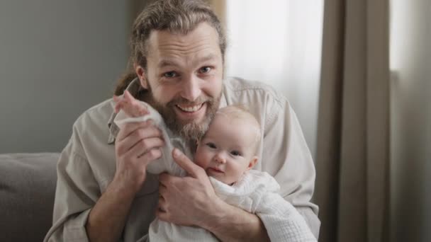 Webcam vue portrait caucasien barbu papa et bébé nouveau-né petite fille petit enfant fille fils agitant les mains saluant parler à la caméra appel vidéo à la maison. Conférence père proche avec petit enfant — Video