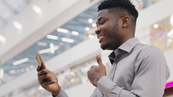 Fiatal afro-amerikai férfi beszél mobiltelefon webkamera nézi képernyőn okostelefon barátságos vagy üzleti online video konferencia kommunikál telefonon a kamera távközlés — Stock videók