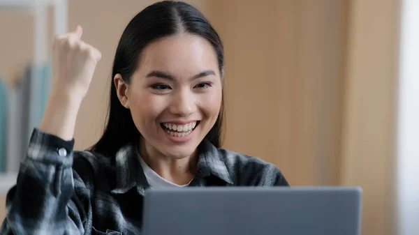 Retrato menina asiática jogando jogo de computador ganha recebendo nova oferta de emprego mensagem de apostas on-line ler boas notícias no laptop sucesso sorte sim vitória gesto ganhar internet aposta resultado positivo sucesso — Fotografia de Stock