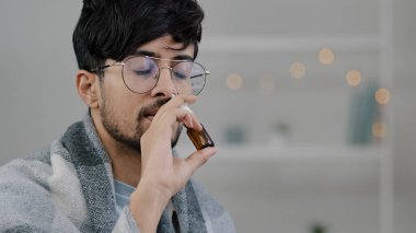 Portre hastası Arap sakallı, sezonluk alerji, solunum virüsü semptomları gösteren kötü bir hasta. Burun akıntısı, burun spreyi, ilaç tedavisi, sıvı ilaç enfeksiyonu, adam.