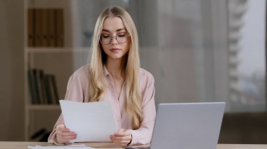 Kafkasyalı iş kadını mesafe öğretmeni yöneticisi patron çevrimiçi koç avukat danışman sekreter profesyonel uzman belge ve dizüstü bilgisayarla çalışıyor ve rapordaki verileri kontrol ediyor