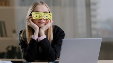 Yorgun, komik, uykulu, tembel, beyaz iş kadını, yapıştırmalı gözlüklü yapışkan notlar. Yorgun kadın işçi işyerinde kestiriyor, masa başında sıkıcı rutin işler yapıyor, uyuyor numarası yapıyor.