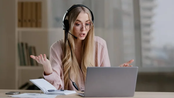 Millennial business woman online remote mentor in headset talking looking to camera showing explaining female professor teacher coach coach helpline agent in headphone lesson video call e-learning — Photo