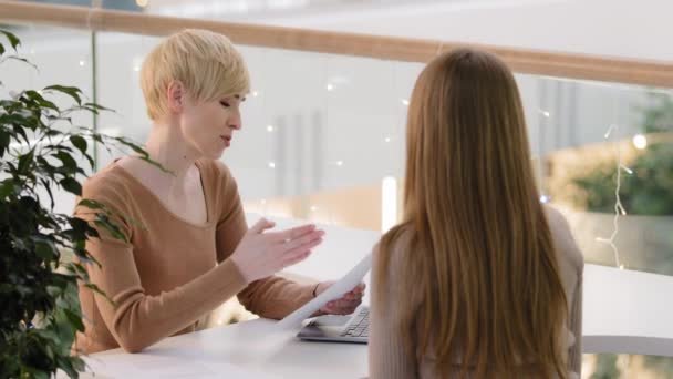 Adult 40s vrouw advocaat makelaar verzekeringsagent bank werknemer werkgever manager consultant met document onherkenbaar meisje klant stagiair sollicitatiegesprek verkoop aankoop onroerend goed werving overleg — Stockvideo