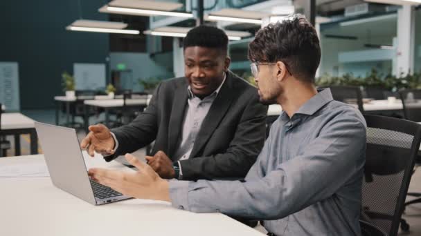 Arabischer Mann Finanzanalyst erklärt Geschäftsstrategie Afrikanischer Unternehmer zeigt auf Laptop diskutiert Startup Überprüfung Projektvertrag Vorteile verhandeln mit Teamwork Diskussion im Büro — Stockvideo