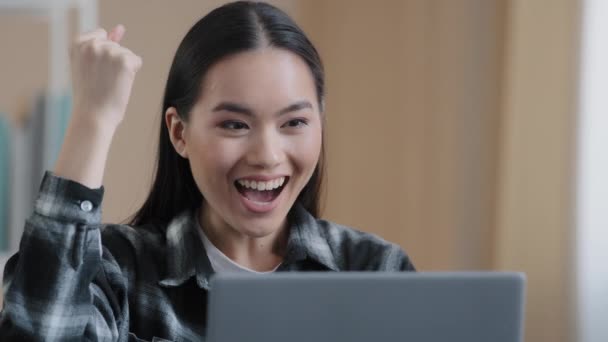 Portret azjatycka dziewczyna gra w gry komputerowe wygrywa coraz nową ofertę pracy wiadomość zakłady online czytać dobre wieści w laptopie sukces szczęście tak gest zwycięstwa wygrywając zakład internetowy pozytywny wynik sukces — Wideo stockowe